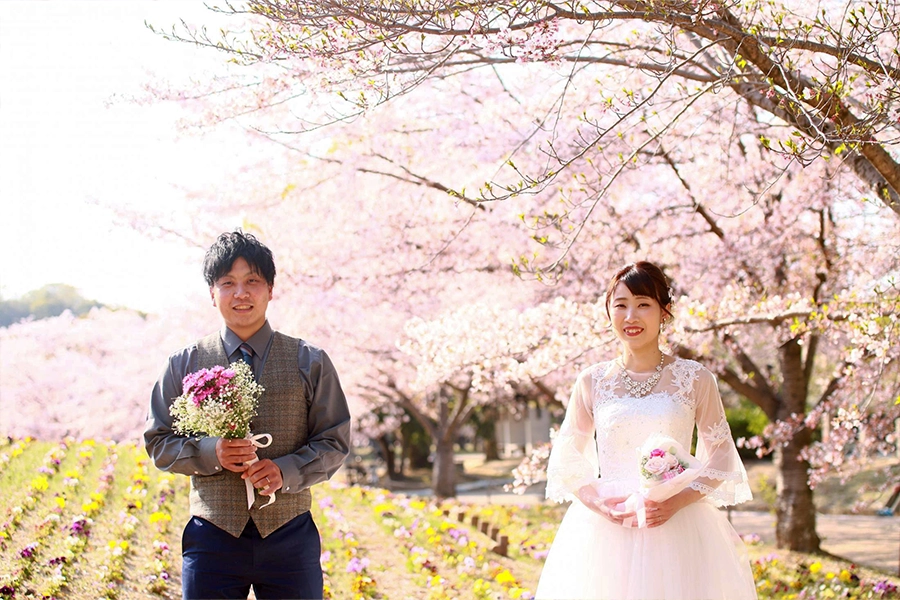 ウェディングフォト春の公園桜ロケ写真02